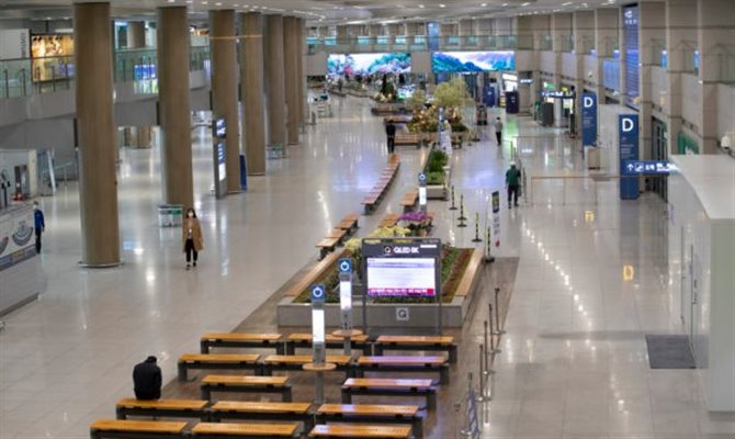 Aeroporto em Seul, praticamente vazio neste período de pandemia