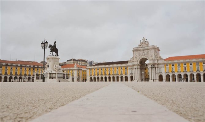 A Praça do Comércio, ícone do centro de Lisboa, vazia como se nunca viu