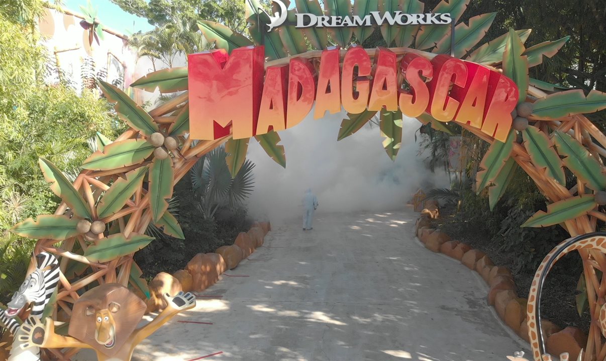 Área temática de Madagascar é um dos vários atrativos do Beto Carrero World. Na foto, parque sendo higienizado para afastar o coronavírus