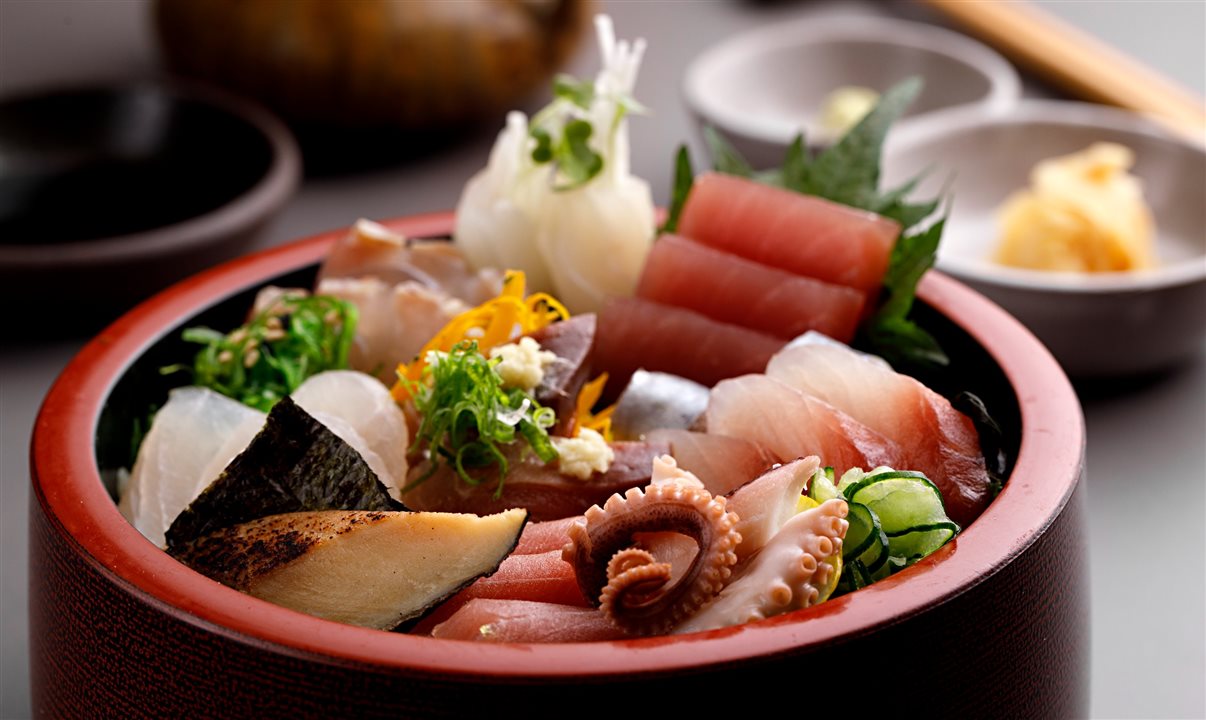 Representando três ilhas do Japão, os pratos não só contam com frutos do mar e cogumelos, como oferecem muita cor e sabor