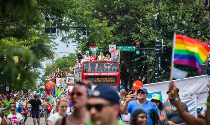 O Chicago Pride Fest e o 2K Pride acontecem durante o mês de junho e podem ser acompanhados ao vivo 