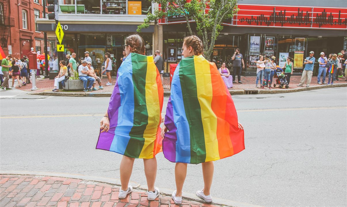 6 em 10 turistas LGBTQIA+ já cancelaram viagens por insegurança, segundo pesquisa do Expedia Group