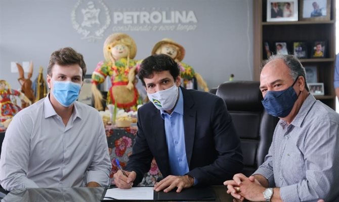Ministro assinou a liberação de recursos para o Centro de Convenções de Petrolina