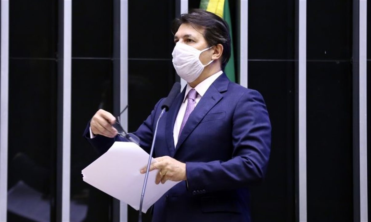 Arthur Oliveira Maia incluiu na MP o fim do adicional de embarque internacional