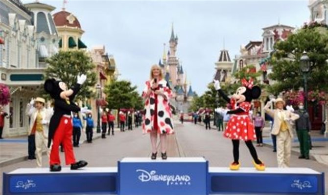 Reabertura de Disneyland Paris, com a presidente do complexo, Natacha Rafalski, e os personagens do Mundo Disney