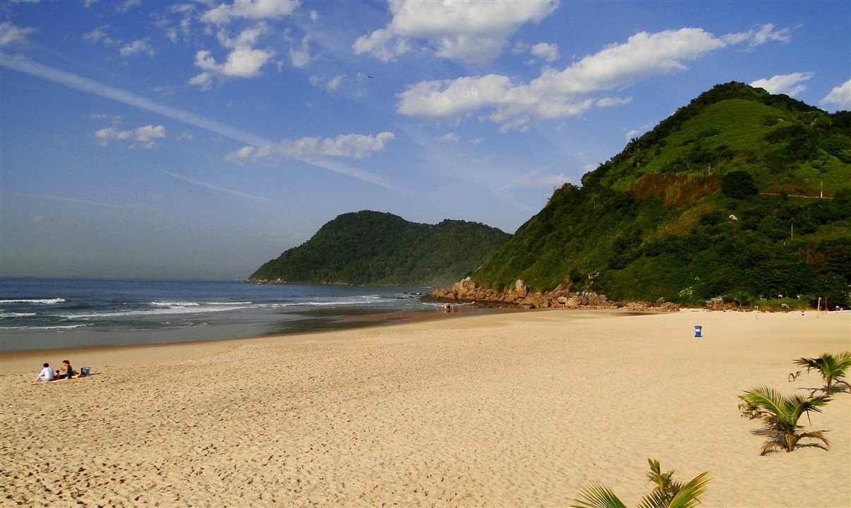 Destinos de praia foram os mais buscados (Praia do Tombo, no Guarujá)