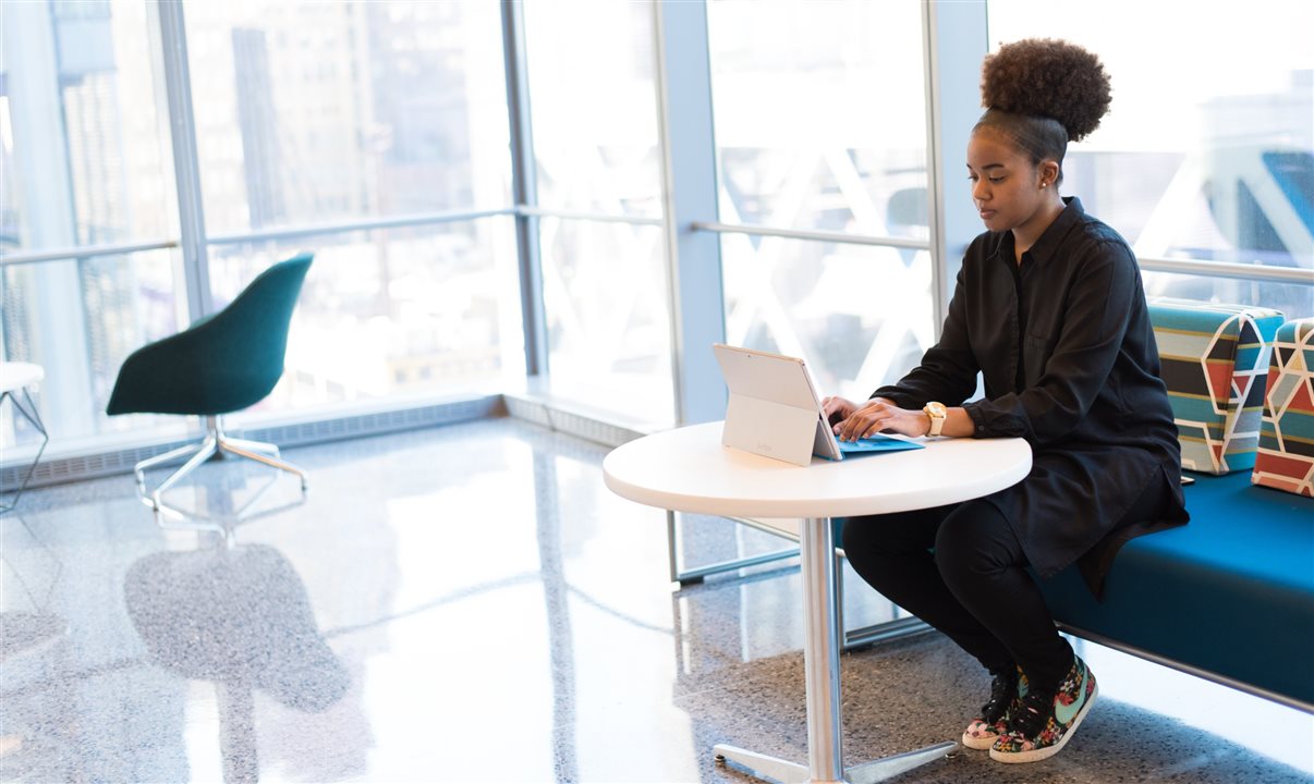 46,8% das empresas contam com apenas 10% do quadro de funcionários representado por mulheres negras