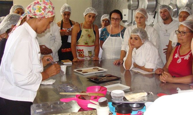 Turma de alunos para curso de auxiliar de cozinha ministrado pelo Centro Social Menino Jesus