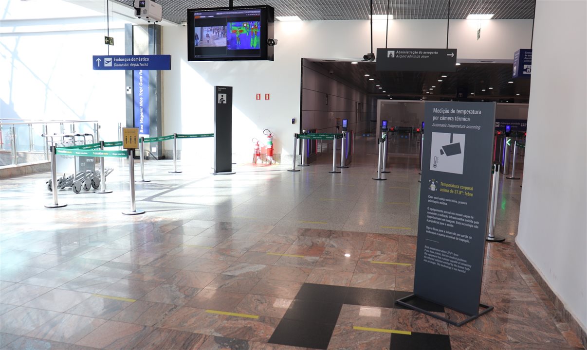 Além da medição de temperatura, o aeroporto implementou marcadores de distanciamento social e alertas sonoros