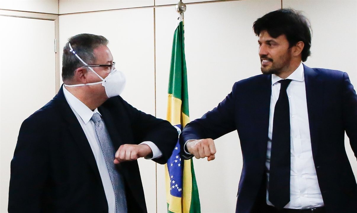 O 'novo normal' em cumprimentos: Alexandre Sampaio e Fabio Faria durante reunião em Brasília