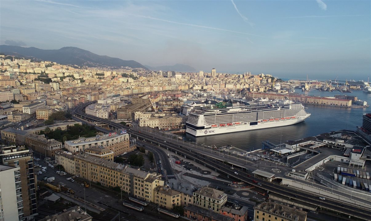 O MSC Grandiosa partiu ontem (16) do porto de Gênova, na Itália