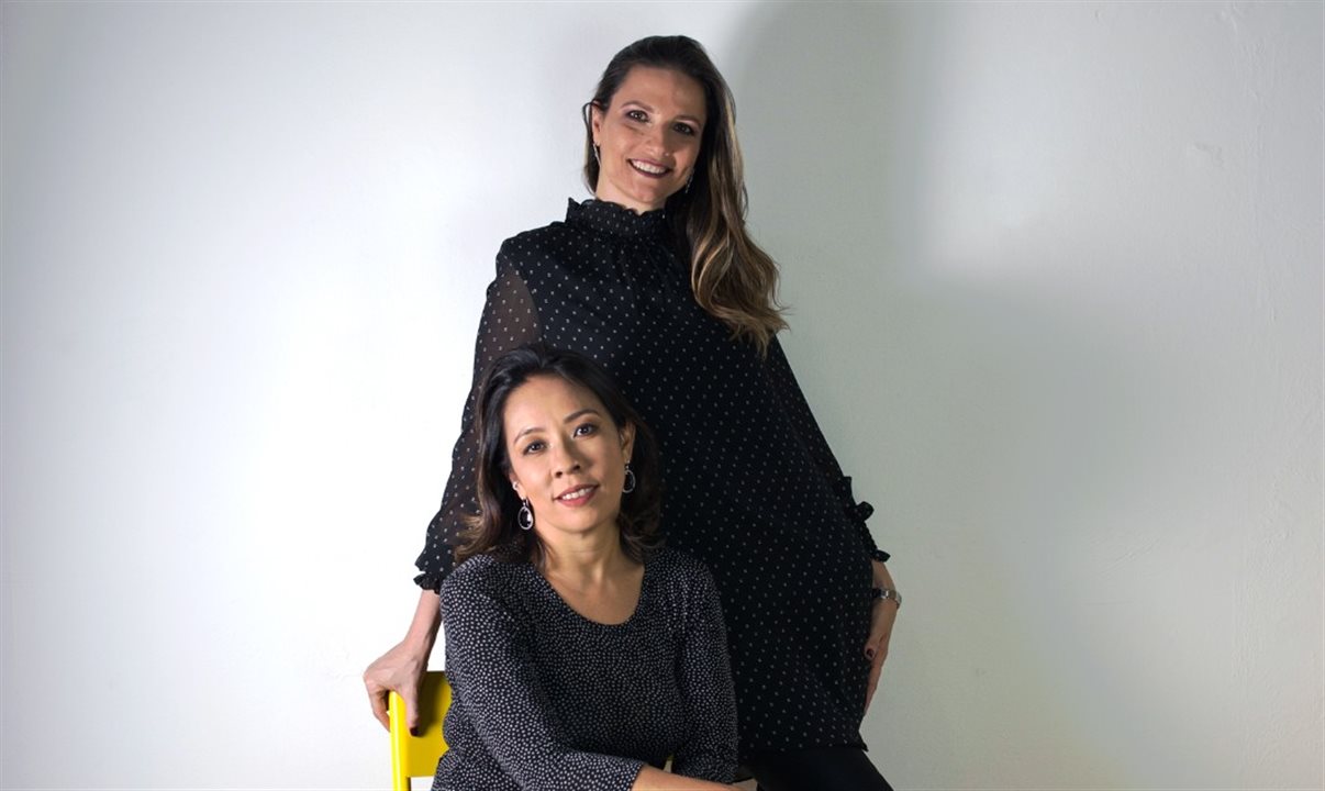 Dani Helena (em pé) e Flavia Morizono (sentada), sócias da Joia Eventos Estratégicos, criaram o treinamento LiveMasters para ajudar na performance em lives<br/>