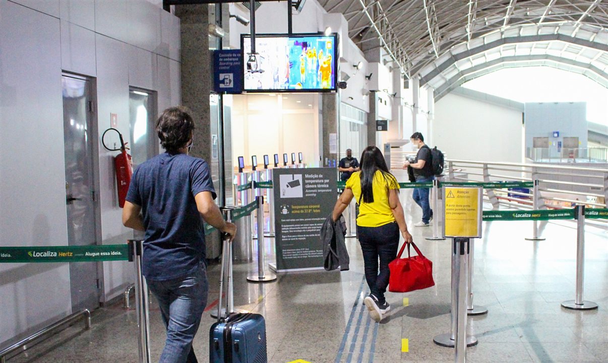 Aeroportos brasileiros, como o de Fortaleza (foto) estão bem mais vazios durante a pandemia