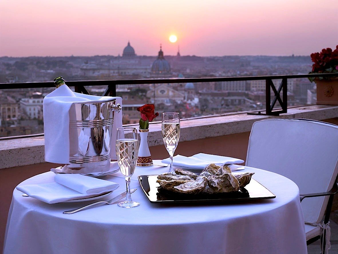 Изысканное место. Романтический ужин в Италии. Ужин с видом на море. Романтический стол в ресторане. Ужин на балконе отеля.