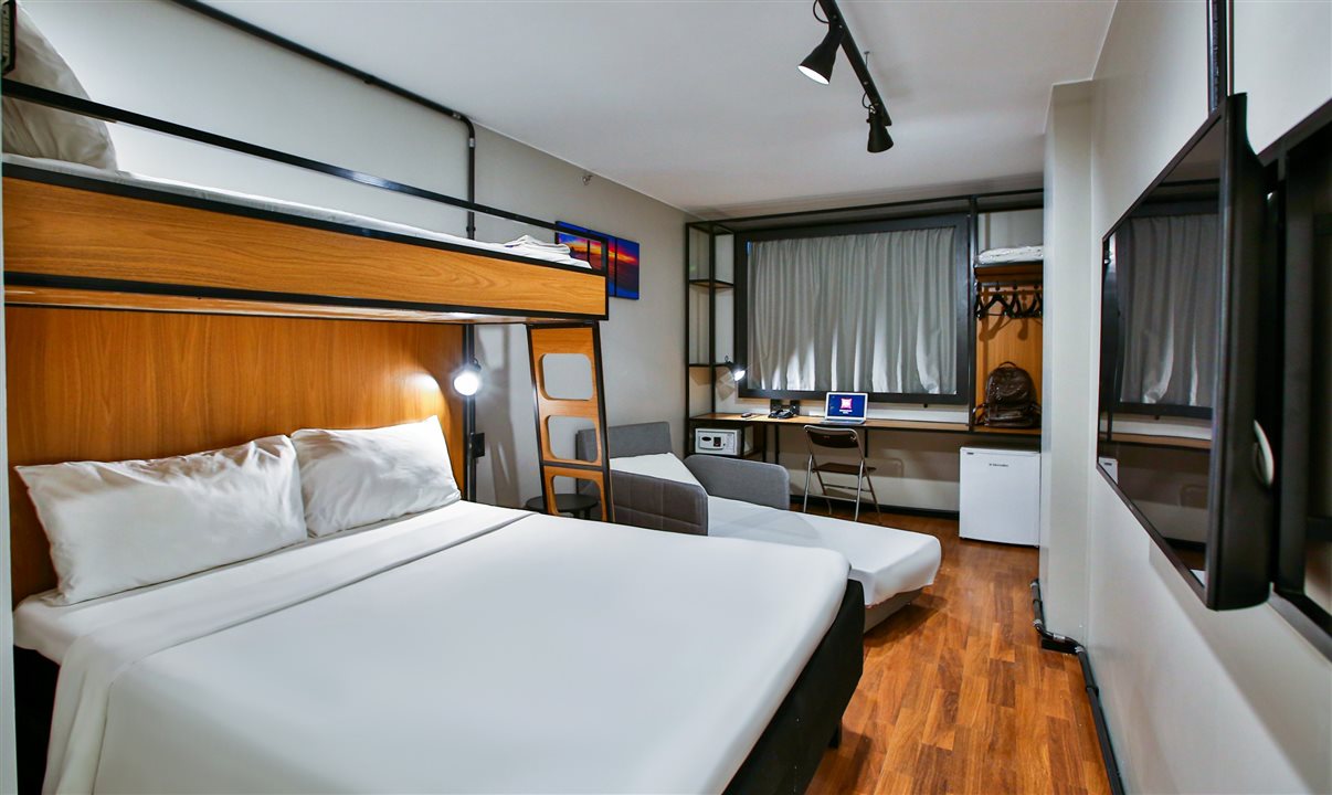O hotel conta com 150 apartamentos, incluindo quartos para até quatro adultos
