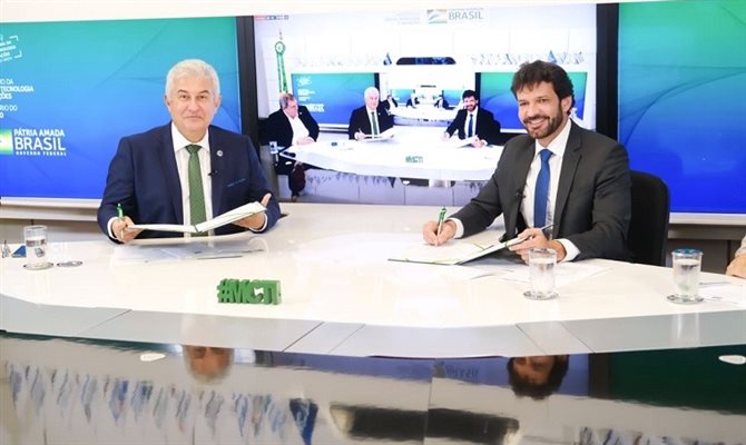 Os ministros Marcos Pontes e Marcelo Álvaro Antônio assinaram o acordo de cooperação