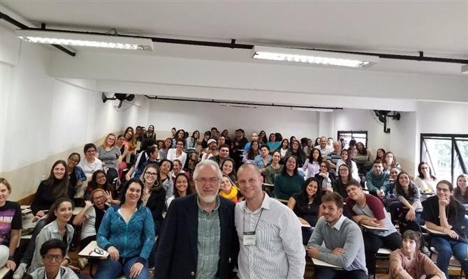 Pelizzer e José Guilherme Alcorta durante palestra do CEO da PANROTAS para alunos de Gestão de Turismo da Fatec em 2017
