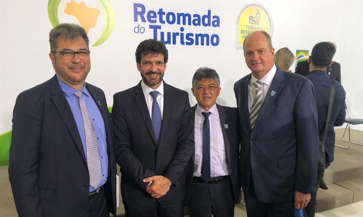 Ministro Álvaro Antônio com Roberto Nedelciu, da Braztoa; Gervásio Tanabe, da Abracorp; e Ralf Aasmann, da AirTkt