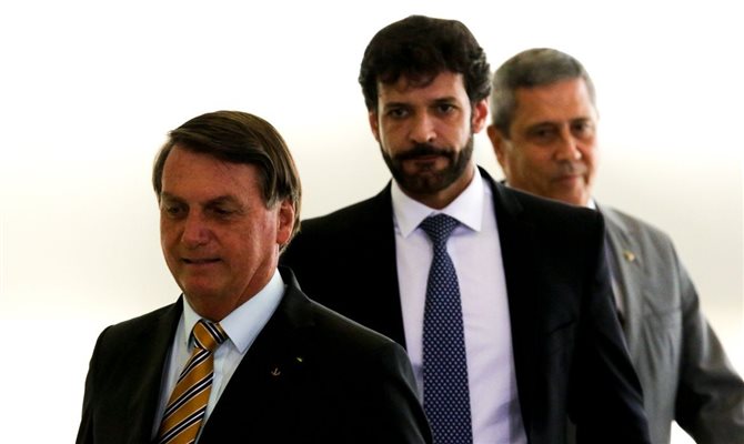 Jair Bolsonaro e os ministros Marcelo Álvaro Antônio e Braga Netto