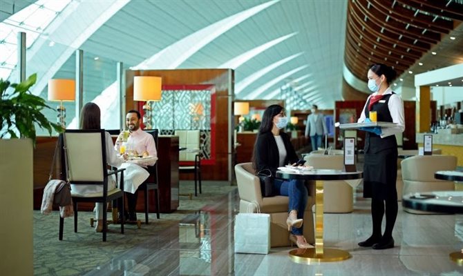 O primeiro longe Emirates reaberto foi o Aeroporto Internacional do Cairo, no Egito