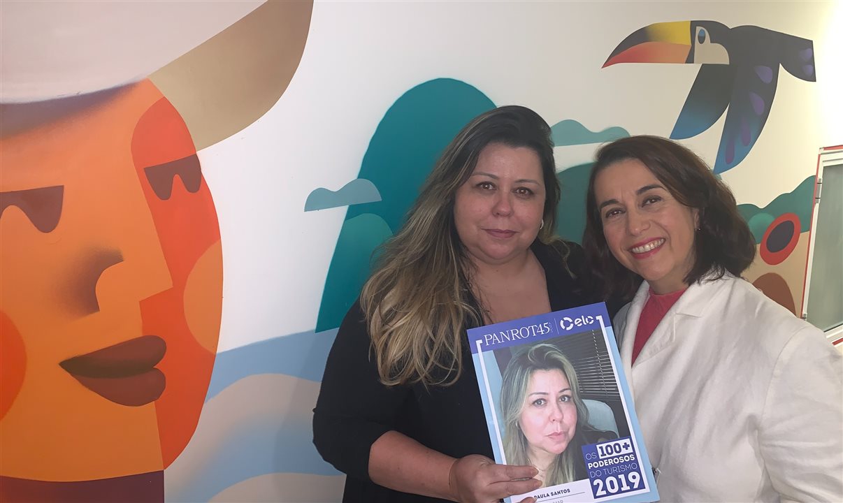 Paula Santos, diretora da Blumar, com Simone Lara, quando recebeu da PANROTAS homenagem como uma das 100 Mais Poderosas do Turismo, em 2019