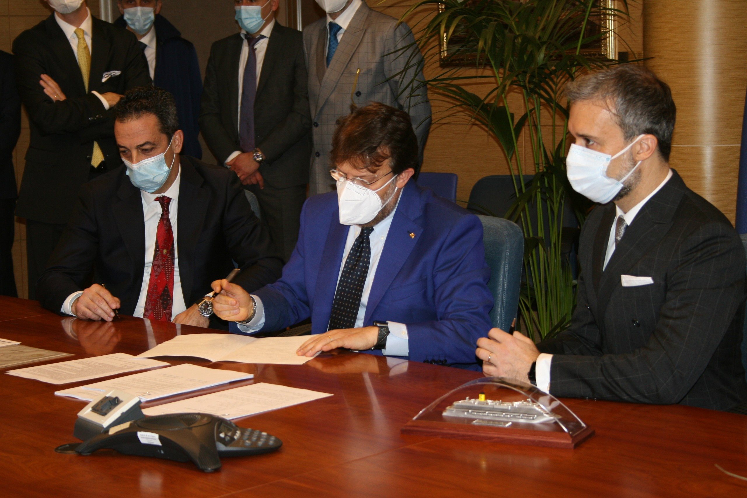 À direita: Mario Zanetti,   CCO do Grupo Costa e Presidente do Grupo Costa Ásia  <br/>À esquerda: Antonio Quintano, Fincantieri Marghera Shipyard Director<br/>Ao centro: o tabelião