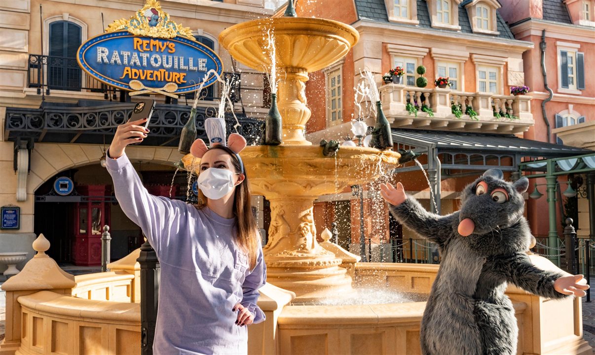 Emily Jacobsen e Remy em frente à atração, que será aberta em 2021, ano do cinquentenário de Walt Disney World