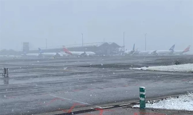 Os aeroportos implementaram novas medidas para conter a tempestade