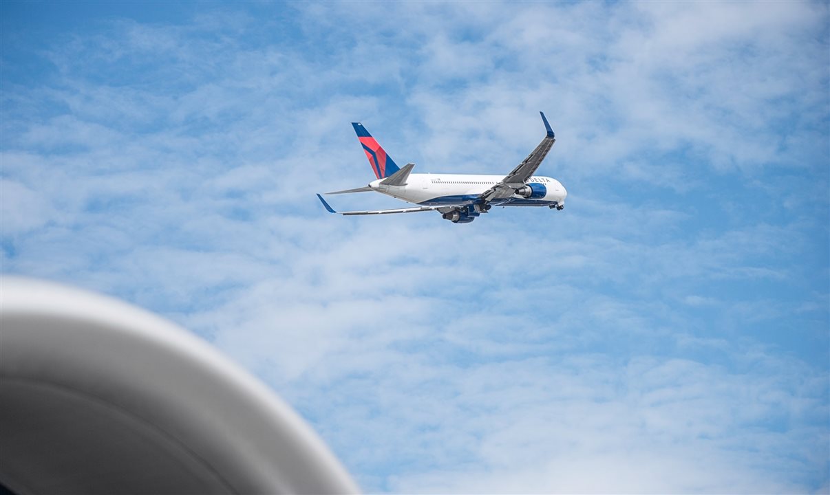 Delta dispensa diferença de tarifa para passagens internacionais após novo requisito de teste