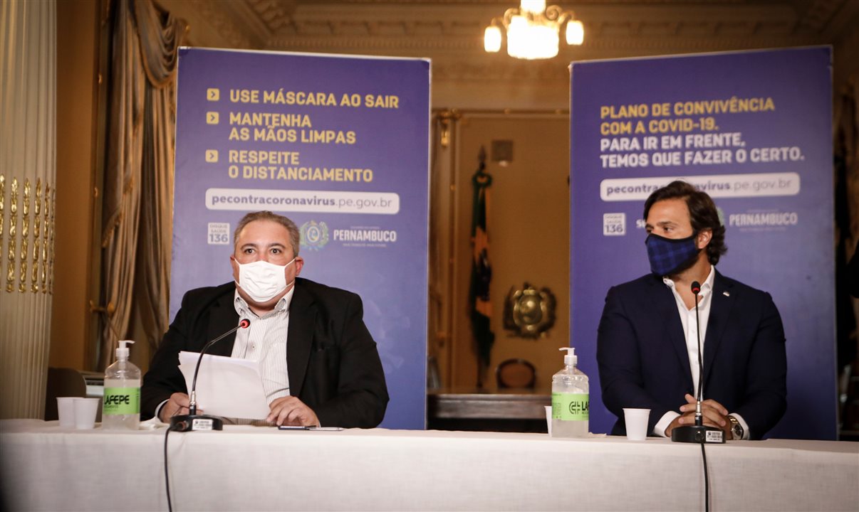 André Longo, secretário estadual de Saúde, e Rodrigo Novaes, secretário de Turismo e Lazer, durante coletiva on-line do Governo de Pernambuco