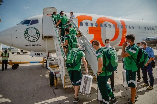 Time do Palmeiras embarca em aeronave personalizada