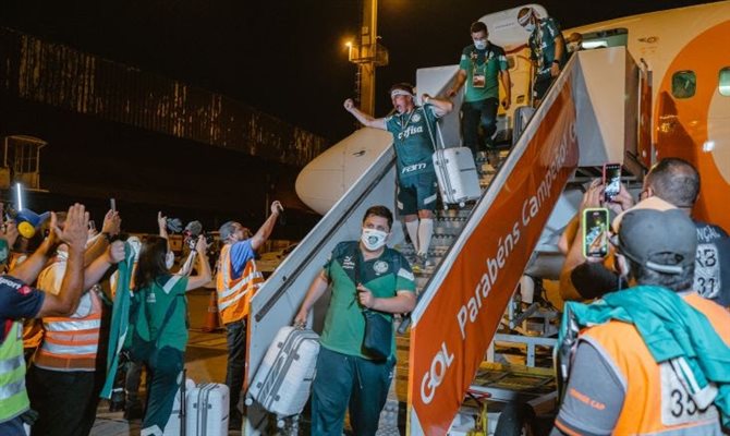 O voo fretado da Gol retornou a São Paulo com os campeões da América