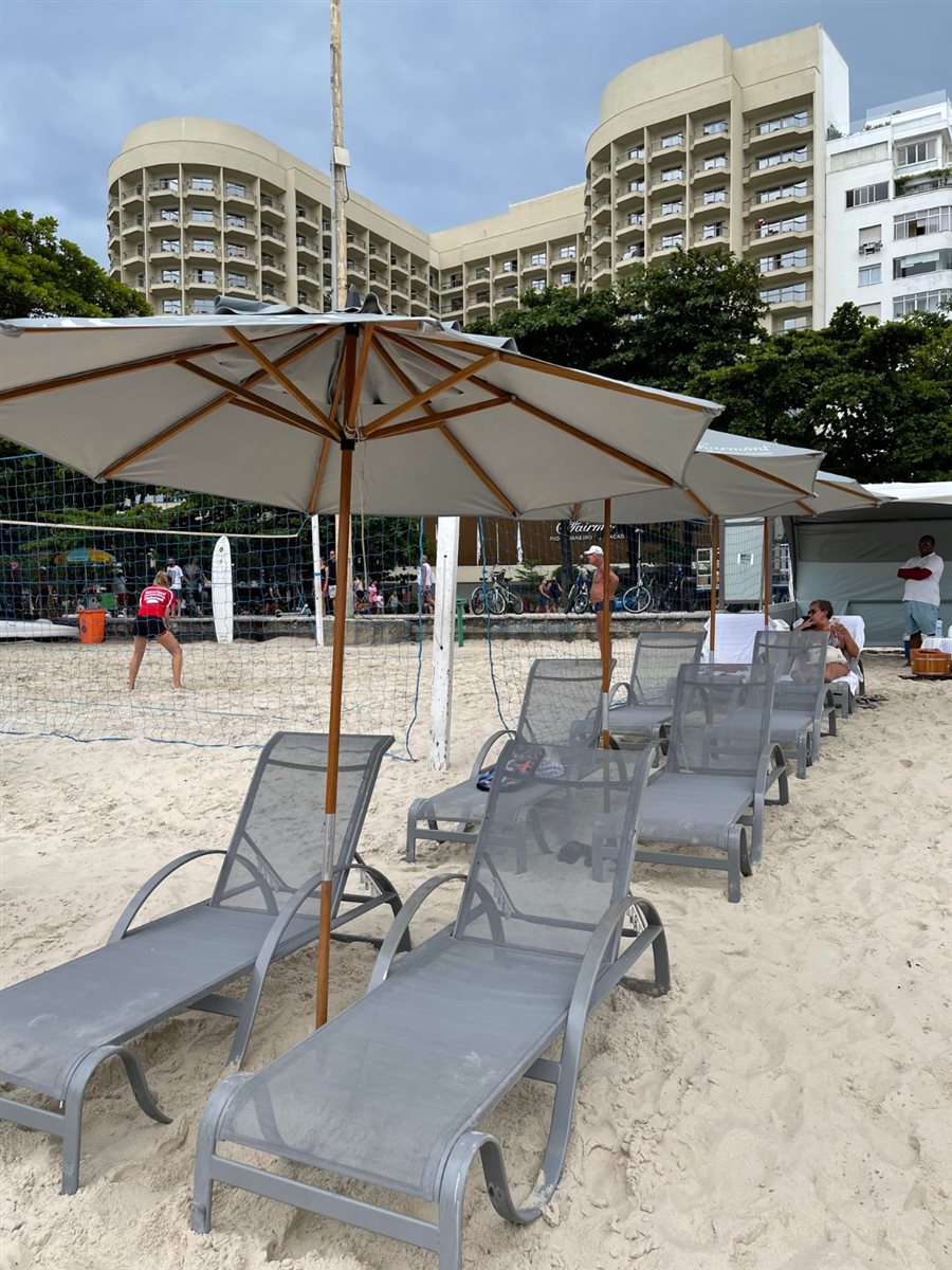 Área com serviço de praia, em frente ao hotel e ao lado da quadra de beach tennis e do stand up paddle