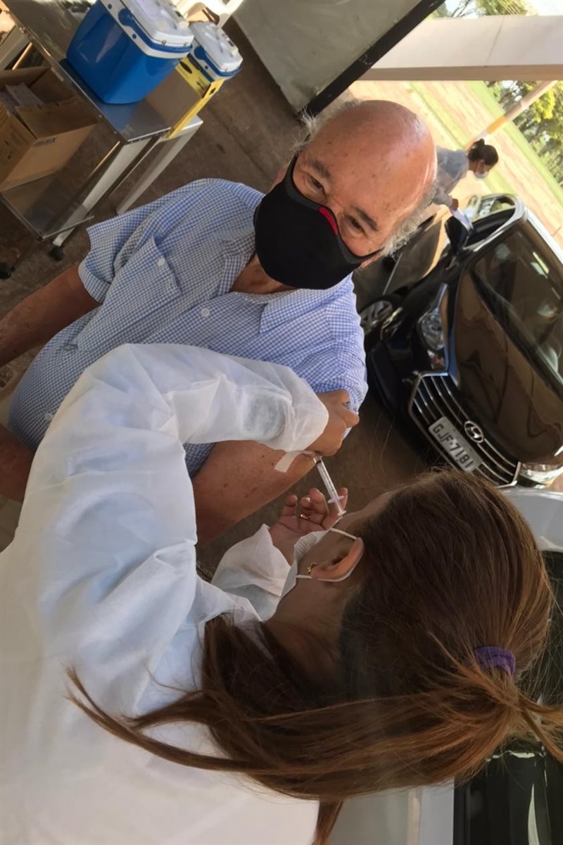 Guillermo Alcorta tomou nesta sexta-feira (26) a primeira dose da vacina contra covid-19