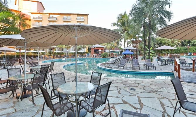 Piscina na área externa do Thermas de Olímpia Resorts By Mercure, primeiro da marca no mundo