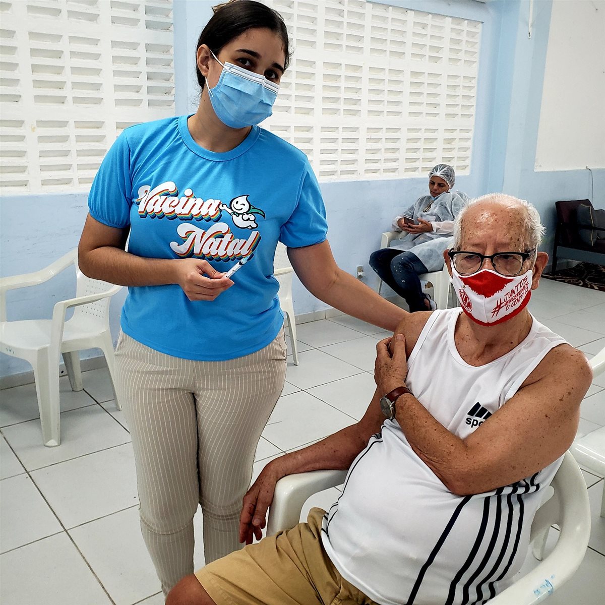 Romero Lima Rocha, de 86 anos, é vacinado em Natal