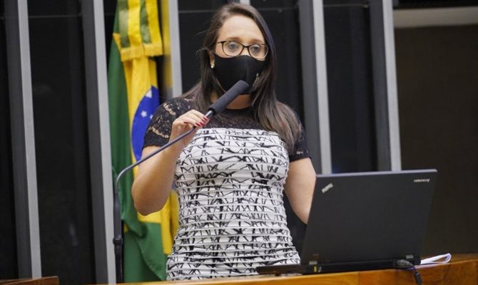 Renata Abreu aceitou incluir o setor de parques temáticos entre os beneficiários do projeto
