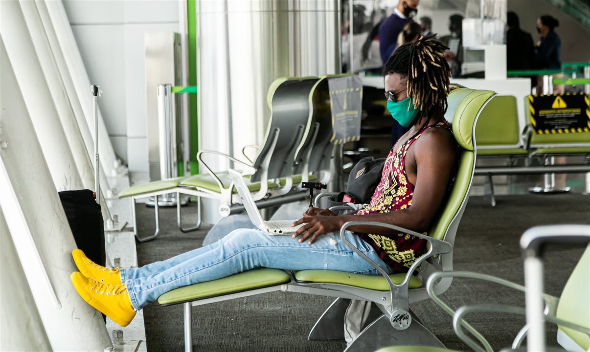 As máscaras continuam sendo obrigatórias em aeroportos e durante os voos