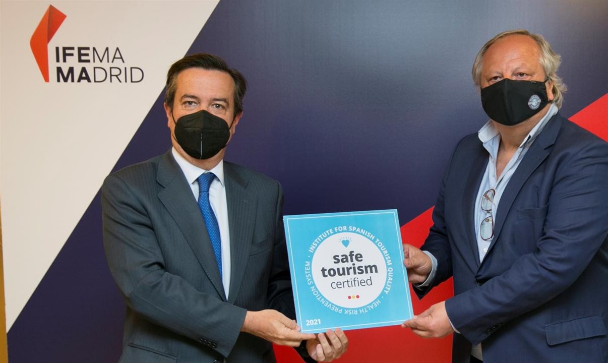 O selo Safe Tourism Certified foi recebido pelo CEO da IFEMA Madri, Eduardo López-Puertas, pelas mãos de Miguel Mirones, presidente do ICTE