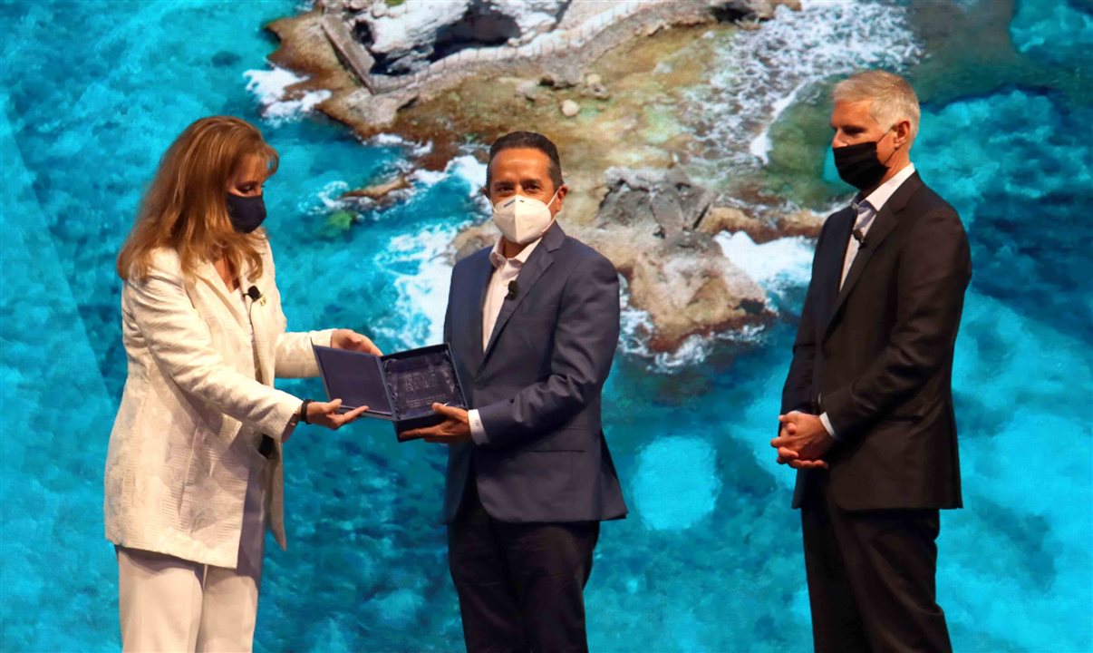 Gloria Guevara e Chris Nassetta, do WTTC, homenageiam o governador de Quintana Roo, Carlos Joaquín González
