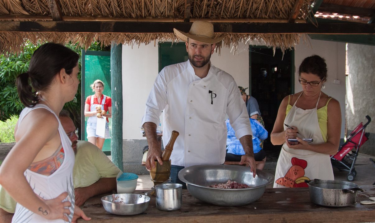 Os roteiros incluem ainda aulas práticas com cozinheiros locais, visita a mercados para reconhecimento e compra de ingredientes