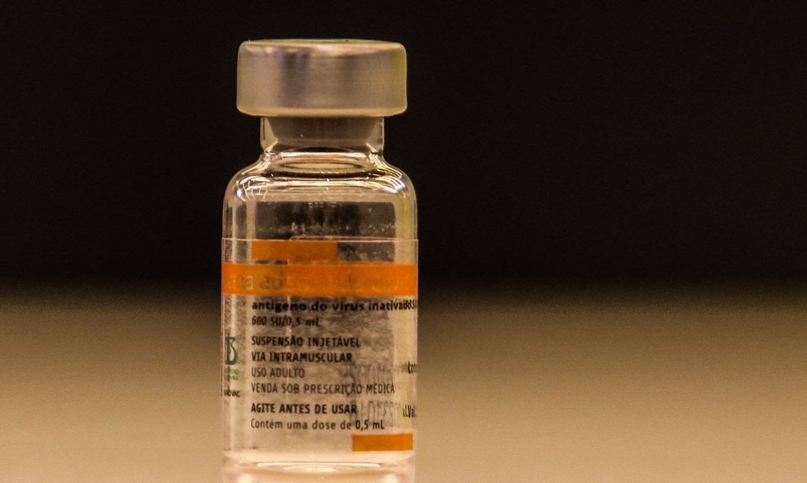 Viajantes vacinados com Coronavac poderão receber uma terceira dose de outro imunizante em menor intervalo