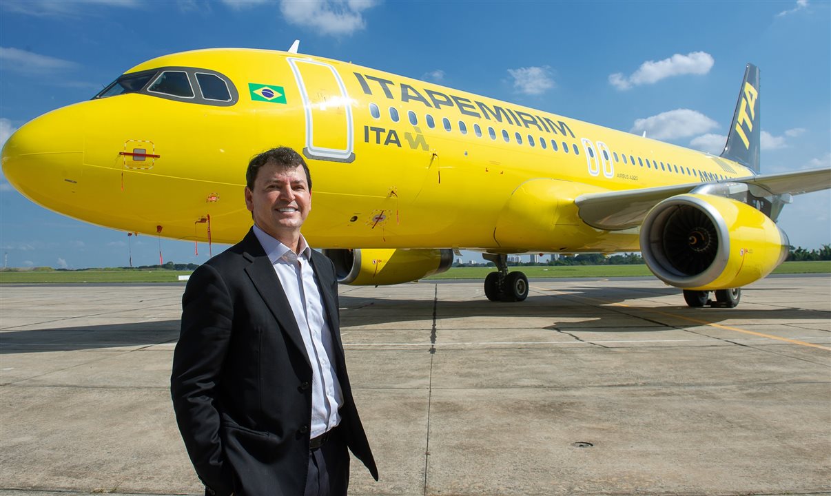 Sidnei Piva, presidente do Grupo Itapemirim, em frente a uma das aeronaves da nova empresa aérea brasileira