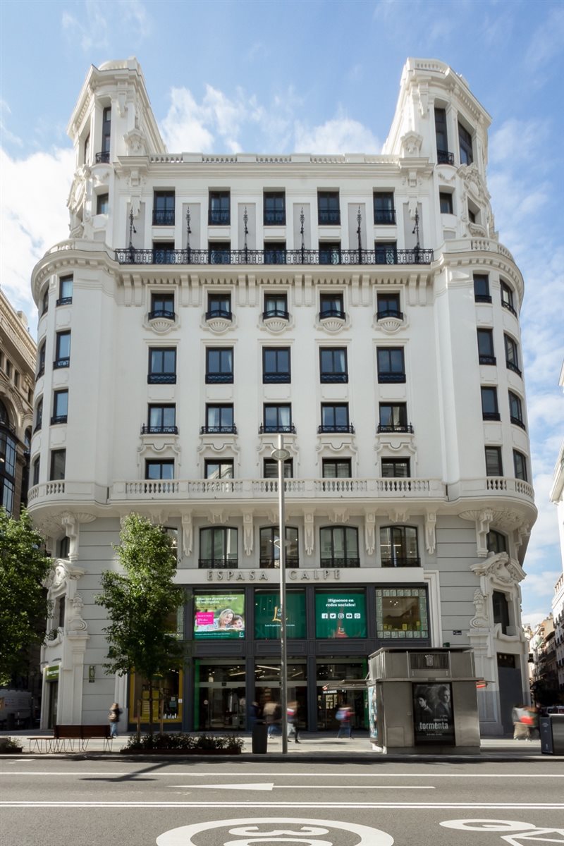 O Pestana CR7 Gran Vía Madrid está localizado num edifício da década de 1920