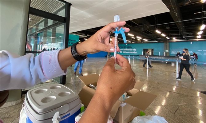A vacinação acontecerá no segundo pavimento do aeroporto e todo o processo será conduzido pela Secretaria Municipal de Saúde de Confins