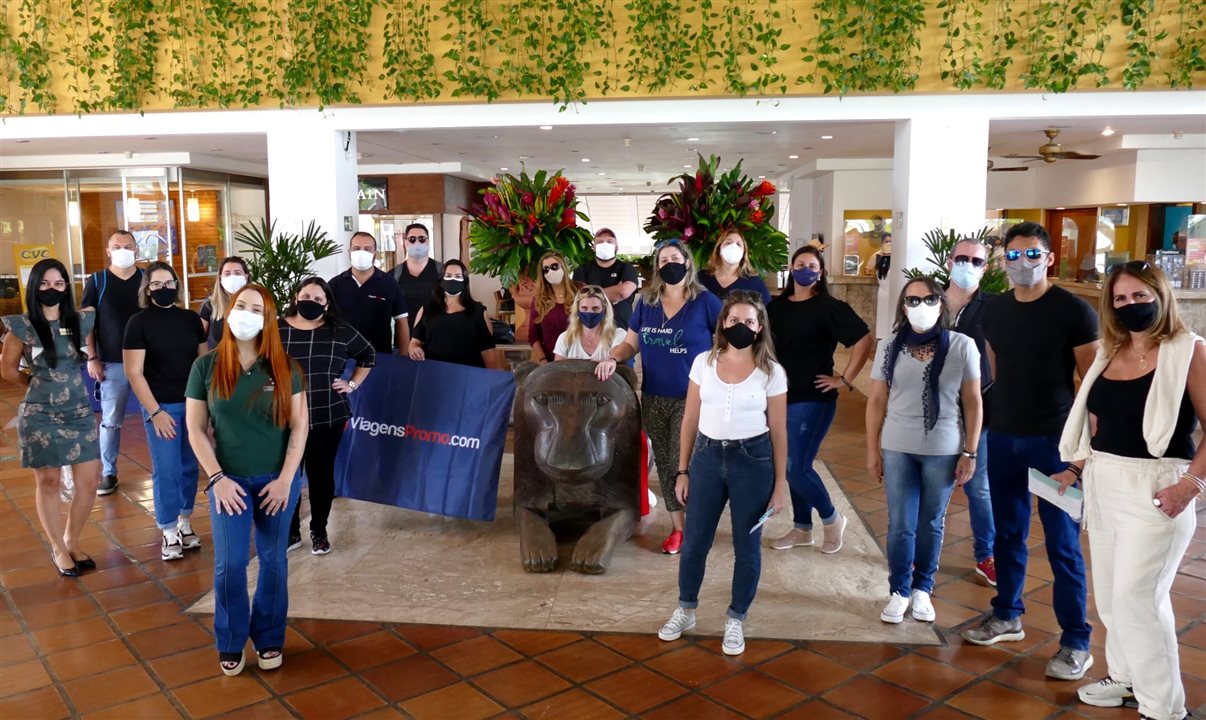 Agentes de viagens de São Paulo reunidos no lobby do Transamérica Resort Comandatuba, no sul da Bahia, para famtour da ViagensPromo
