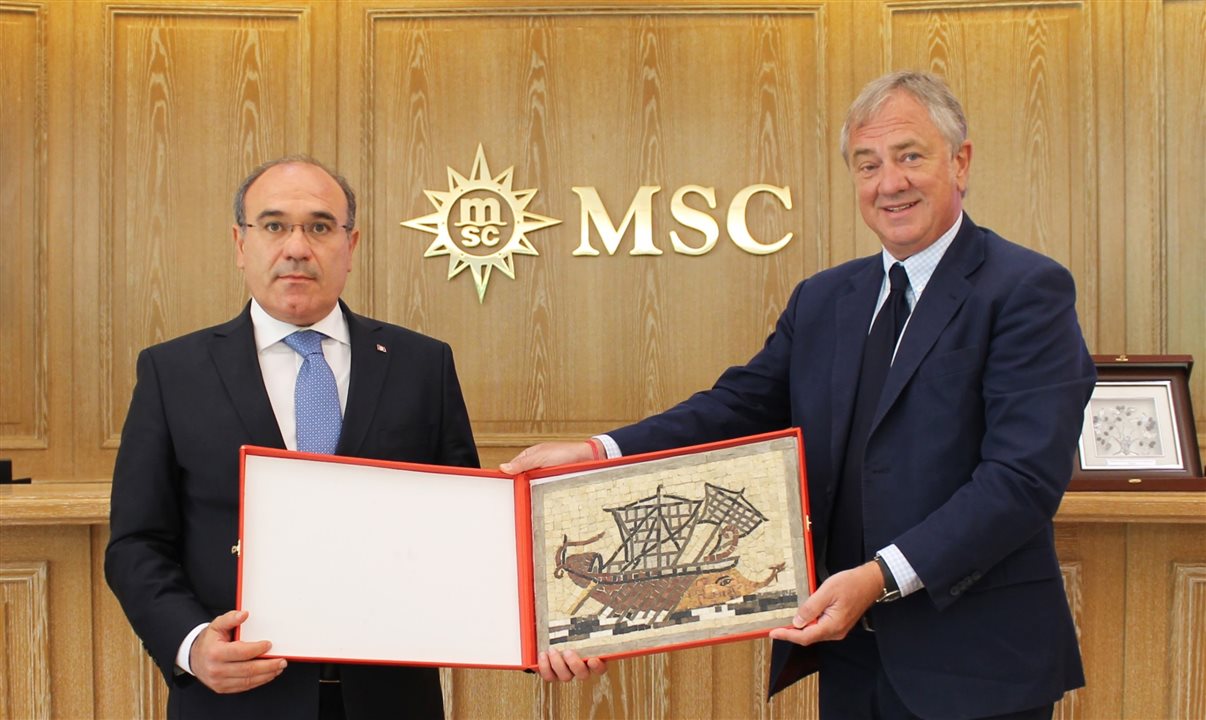 Pierfrancesco Vago, presidente executivo da MSC Cruzeiros, se reuniu com autoridades do Turismo da Tunísia para oficializar o acordo