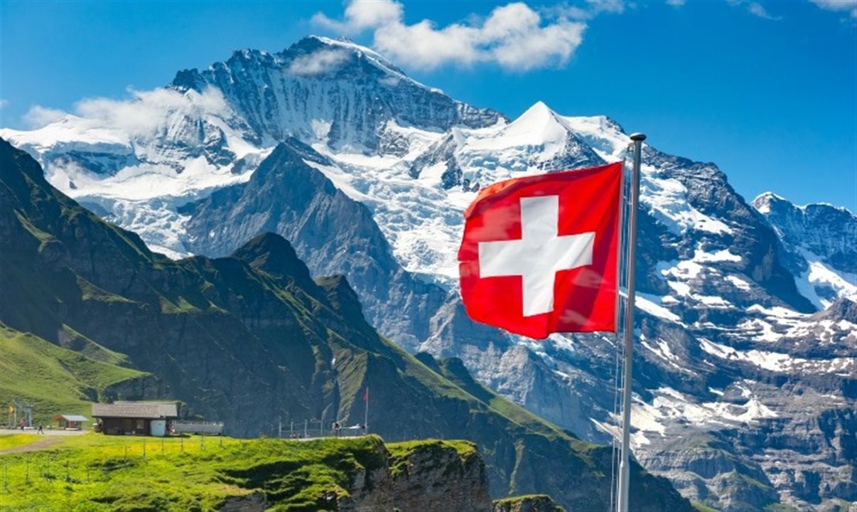 Suíça suspende requisito de teste PCR para entrada no país