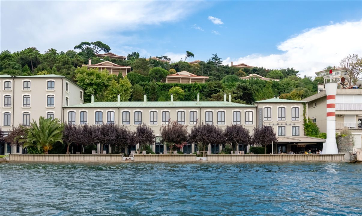 Localizado na costa de Çengelköy (Istanbul), Sumaham on the Water é um retiro intimista com 13 quartos