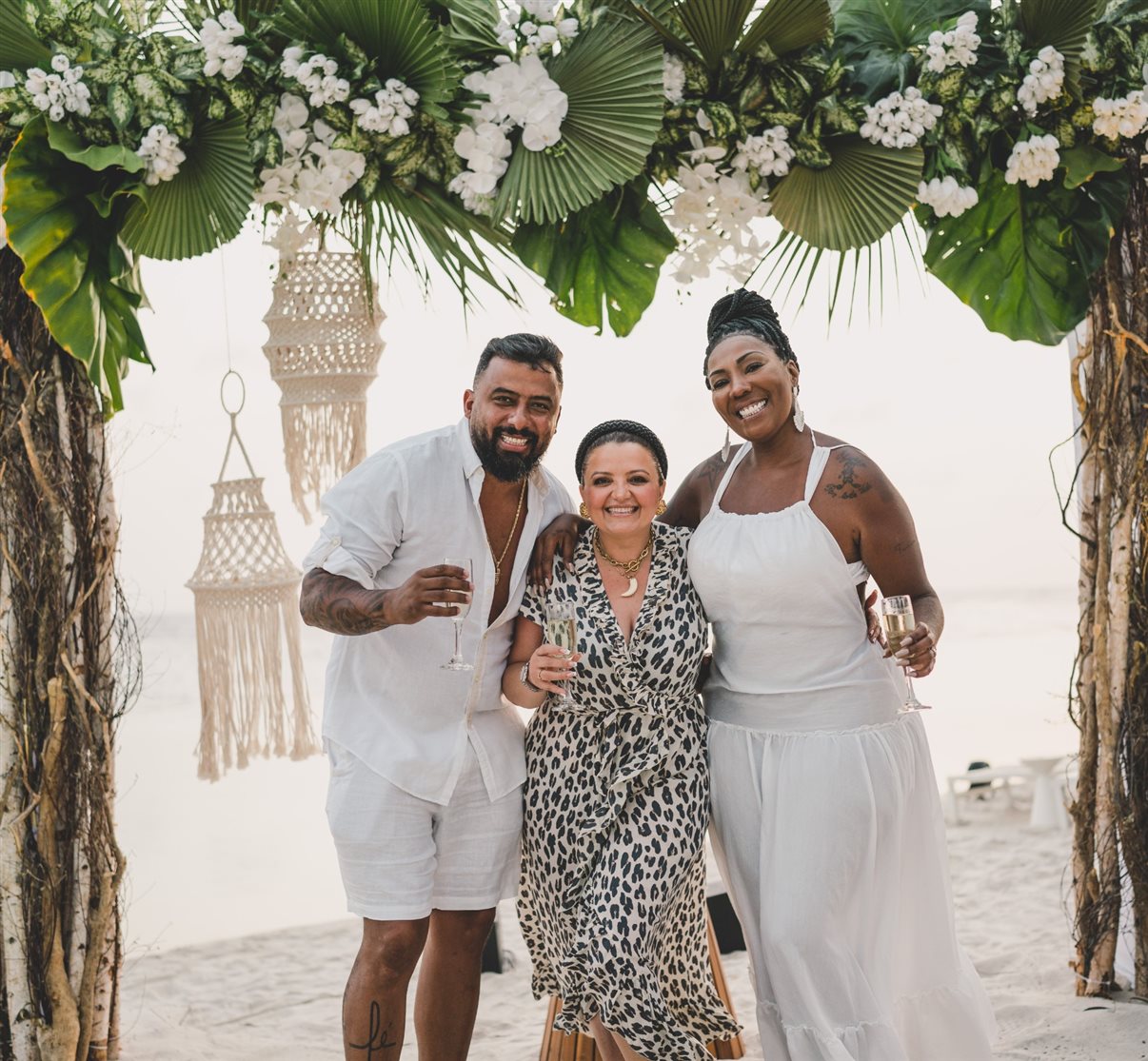 Janaina Araújo, do Turismo de Curaçao no Brasil, entre o casal Renato Silva e Silvana Oliveira, mãe de Ludmilla 